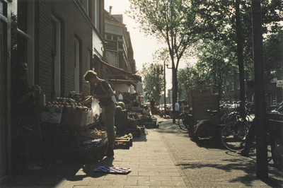 605938 Gezicht in de Kanaalstraat te Utrecht, met links de uitstalling van een Turkse of Marokkaanse groenteboer.